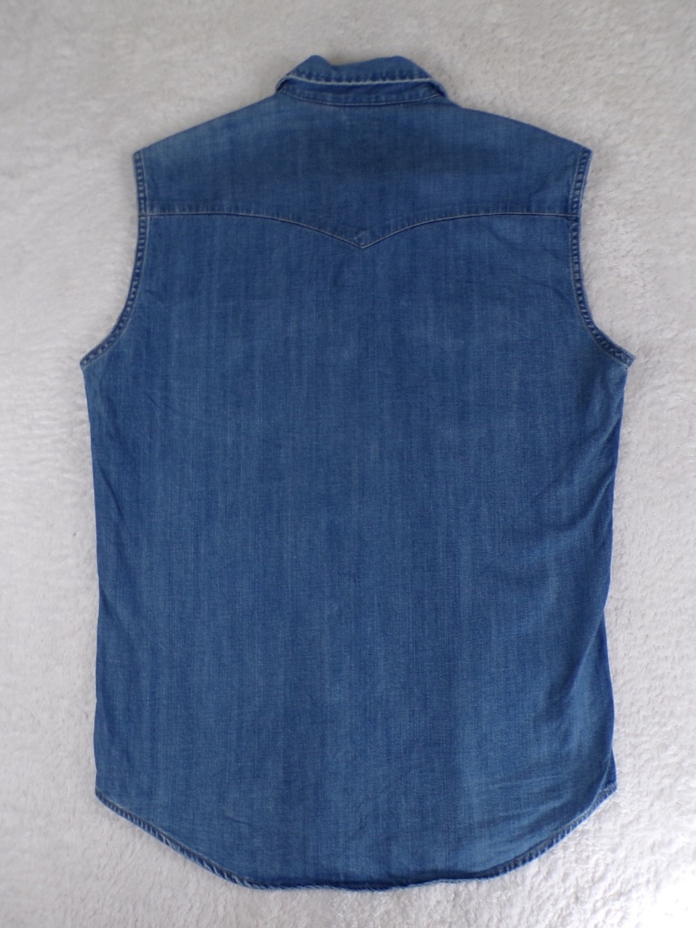 Levi's sleeveless western denim shirt Men's Size M pearl snap button fasteners - Picture 8 of 8